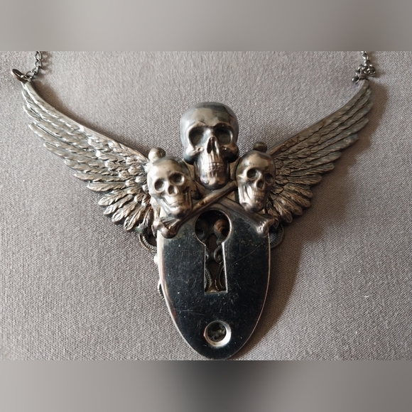 Bella Lili " Henchmen" skull w/ wings keyhole gothic necklace - Picture 5 of 6